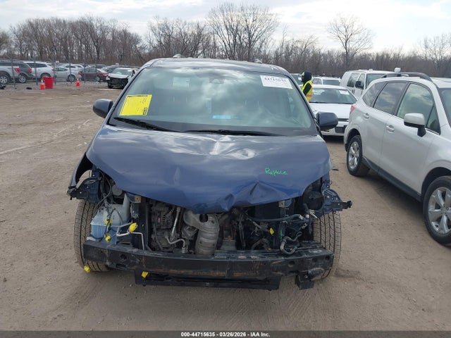 5TDYZ3DC7KS978252 Toyota Sienna Xle 8 Passenger