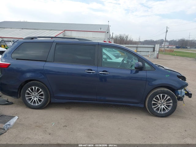 5TDYZ3DC7KS978252 Toyota Sienna Xle 8 Passenger