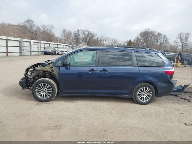 5TDYZ3DC7KS978252 Toyota Sienna Xle 8 Passenger