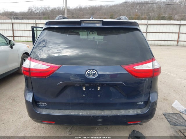 5TDYZ3DC7KS978252 Toyota Sienna Xle 8 Passenger