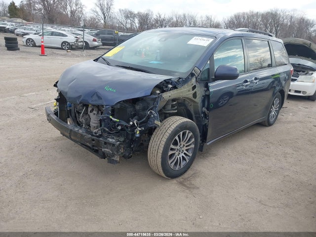 5TDYZ3DC7KS978252 Toyota Sienna Xle 8 Passenger