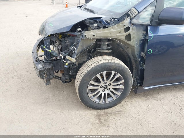 5TDYZ3DC7KS978252 Toyota Sienna Xle 8 Passenger