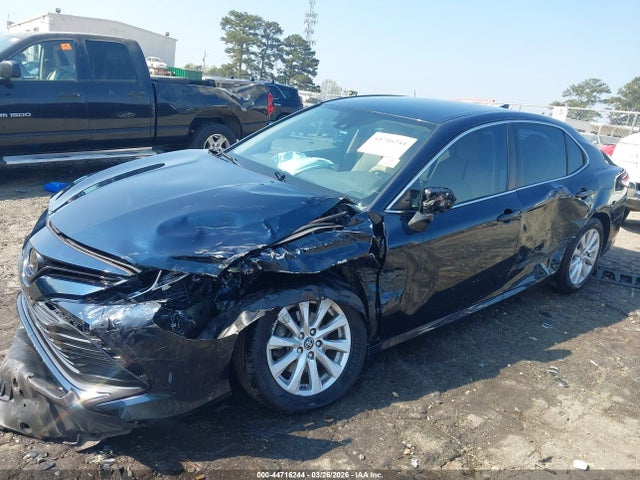 2019 Toyota Camry Le მანქანა იყიდება აუქციონზე, vin: 4T1B11HK2KU703737, აუქციონის ნომერი: 44716244