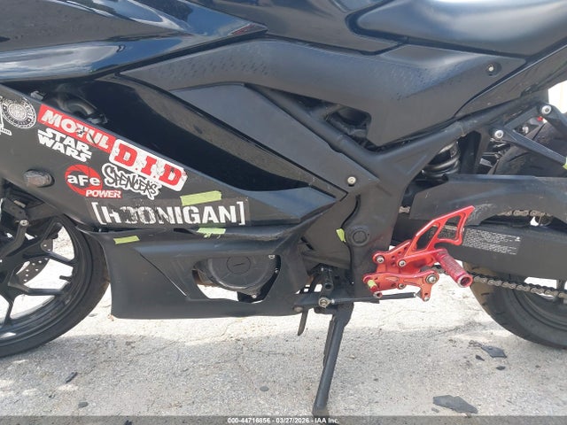 Yamaha Yzfr3 A 2023 MH3RH18Y7PK011285 Image 9