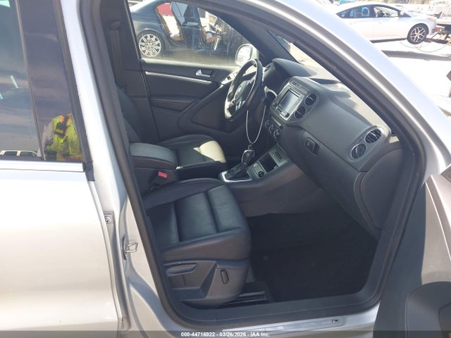 WVGAV7AXXGW021421 Volkswagen Tiguan R-line