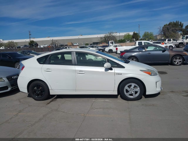 Toyota Prius Two 2015 JTDKN3DUXF0446092 Image 13
