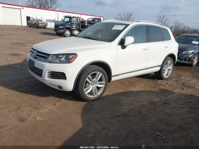 2011 VOLKSWAGEN TOUAREG WVGFK9BP1BD003872 Photo 1