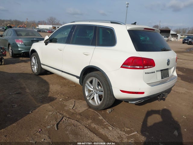 2011 VOLKSWAGEN TOUAREG WVGFK9BP1BD003872 Photo 2