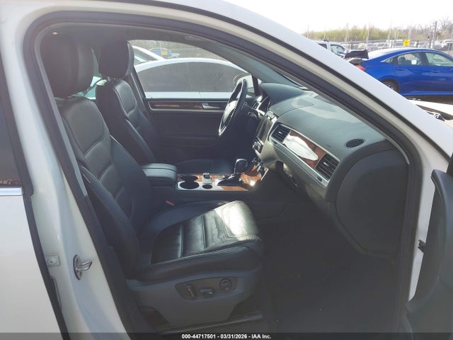 2011 VOLKSWAGEN TOUAREG WVGFK9BP1BD003872 Photo 4