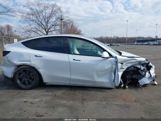 Продажа на аукционе авто 2024 Tesla Model Y Long Range Single Motor Rear-wheel Drive/rwd, vin: 7SAYGDED3RF158528, номер лота: 44717591