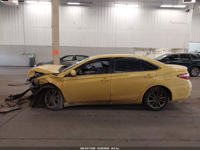 44717595 :رقم المزاد ، 4T1BF1FK8FU497978 vin ، 2015 Toyota Camry Se مزاد بيع