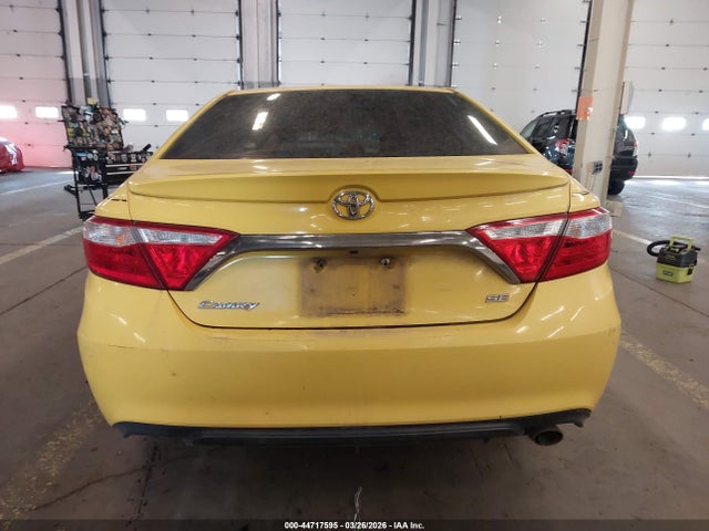 44717595 :رقم المزاد ، 4T1BF1FK8FU497978 vin ، 2015 Toyota Camry Se مزاد بيع