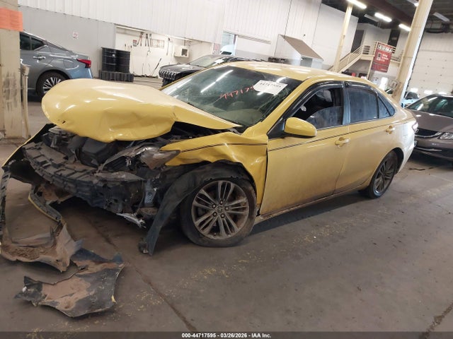 44717595 :رقم المزاد ، 4T1BF1FK8FU497978 vin ، 2015 Toyota Camry Se مزاد بيع