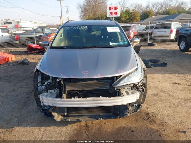 2017 Chrysler Pacifica Touring-l მანქანა იყიდება აუქციონზე, vin: 2C4RC1BG6HR587658, აუქციონის ნომერი: 44718369