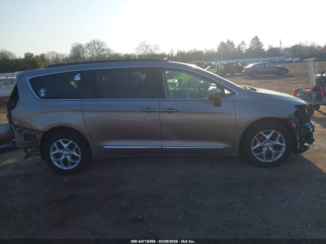 2017 Chrysler Pacifica Touring-l მანქანა იყიდება აუქციონზე, vin: 2C4RC1BG6HR587658, აუქციონის ნომერი: 44718369