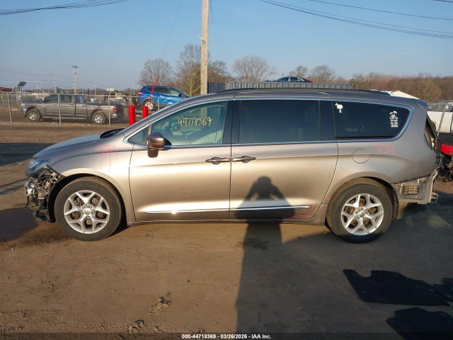 2017 Chrysler Pacifica Touring-l მანქანა იყიდება აუქციონზე, vin: 2C4RC1BG6HR587658, აუქციონის ნომერი: 44718369