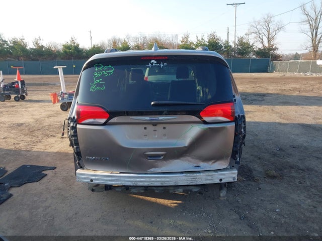 2017 Chrysler Pacifica Touring-l მანქანა იყიდება აუქციონზე, vin: 2C4RC1BG6HR587658, აუქციონის ნომერი: 44718369