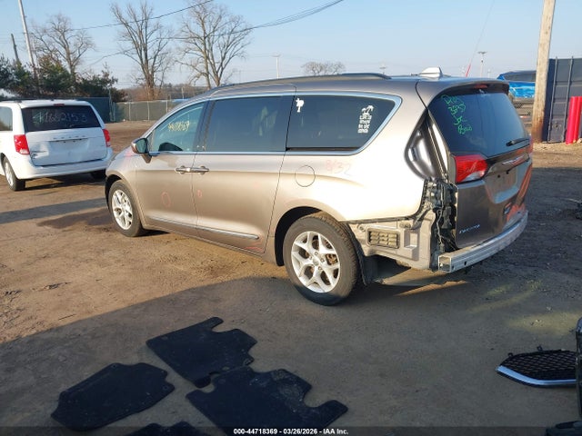 2017 Chrysler Pacifica Touring-l მანქანა იყიდება აუქციონზე, vin: 2C4RC1BG6HR587658, აუქციონის ნომერი: 44718369
