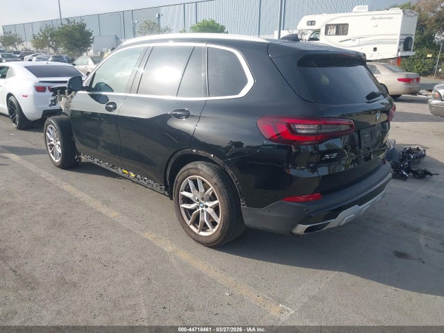 2021 BMW X5 5UXCR4C05M9G70913 Photo 2