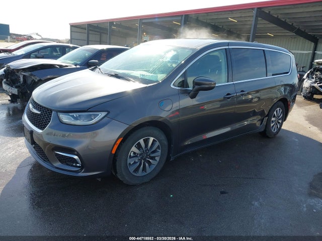 2022 Chrysler Pacifica Hybrid Touring L მანქანა იყიდება აუქციონზე, vin: 2C4RC1L78NR105654, აუქციონის ნომერი: 44718552
