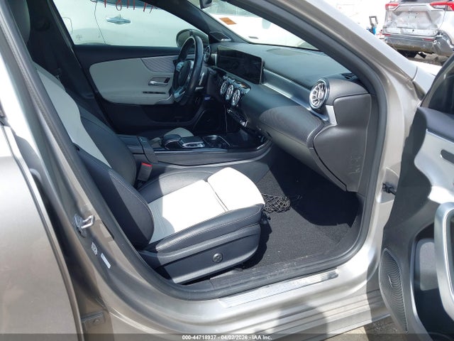 WDD3G4EB7KW024909 Mercedes-Benz A 220