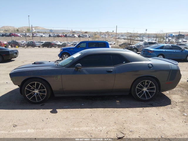 2C3CDZFJ2GH263641 Dodge Challenger 392 Hemi Scat Pack Shaker