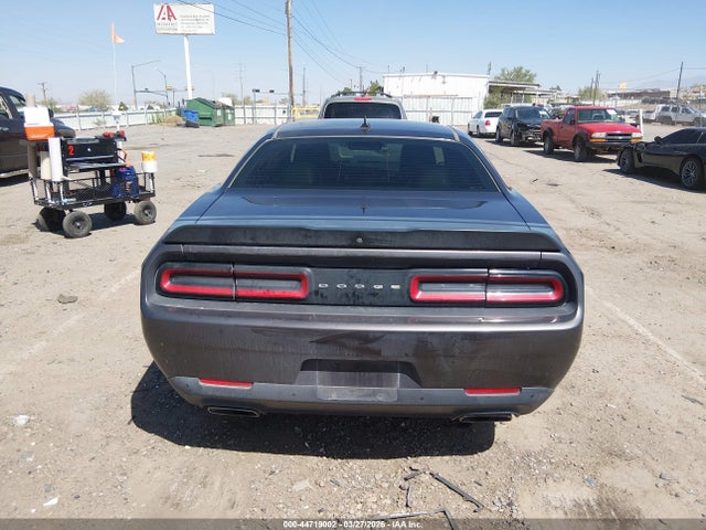 2C3CDZFJ2GH263641 Dodge Challenger 392 Hemi Scat Pack Shaker