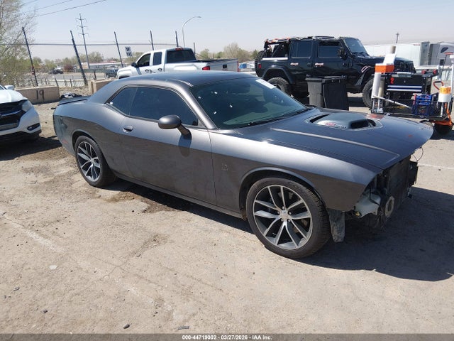 2C3CDZFJ2GH263641 Dodge Challenger 392 Hemi Scat Pack Shaker