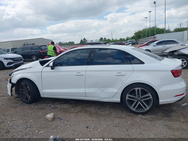44719329 :رقم المزاد ، WAUAUGFF7J1010885 vin ، 2018 Audi A3 2.0t Premium/2.0t Tech Premium مزاد بيع