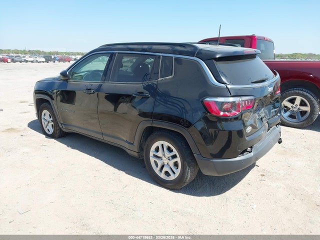 2019 JEEP COMPASS 3C4NJCAB5KT743652 Photo 2
