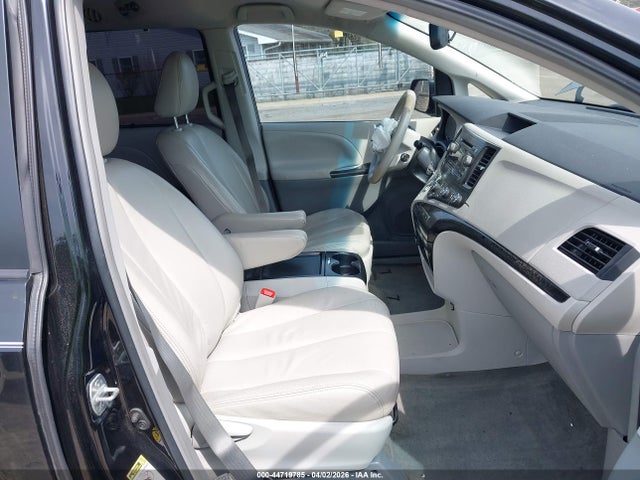 44719785 :رقم المزاد ، 5TDKK3DC2BS154993 vin ، 2011 Toyota Sienna Le V6 مزاد بيع