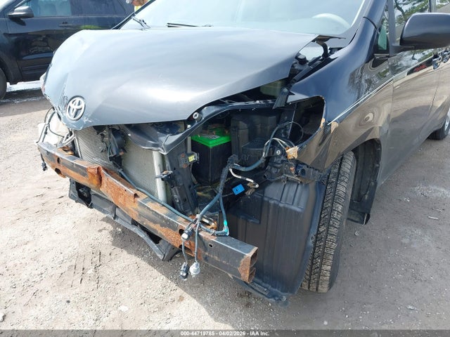 44719785 :رقم المزاد ، 5TDKK3DC2BS154993 vin ، 2011 Toyota Sienna Le V6 مزاد بيع