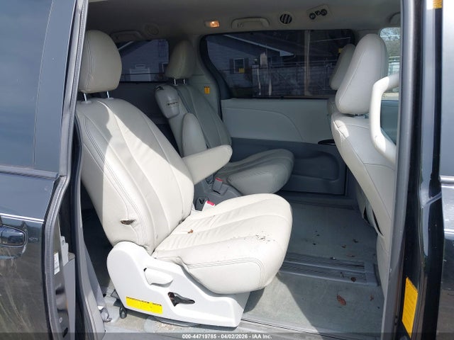 44719785 :رقم المزاد ، 5TDKK3DC2BS154993 vin ، 2011 Toyota Sienna Le V6 مزاد بيع