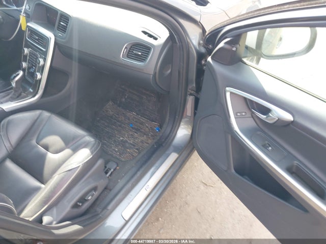 YV149MSS8H1373557 Volvo V60 T6 R-design Platinum