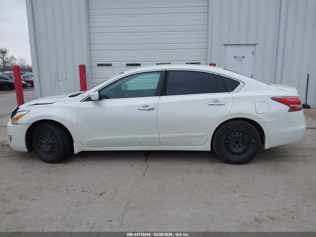 2015 Nissan Altima 2.5 S მანქანა იყიდება აუქციონზე, vin: 1N4AL3AP7FN915096, აუქციონის ნომერი: 44720394