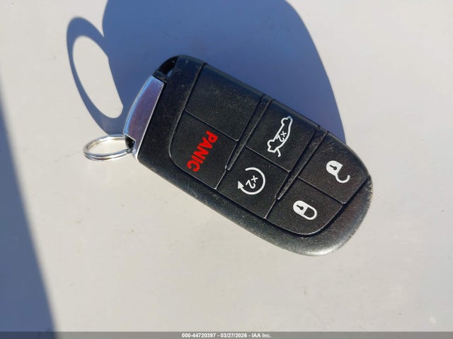 44720397 :رقم المزاد ، 1C3CCCCB7FN742592 vin ، 2015 Chrysler 200 C مزاد بيع