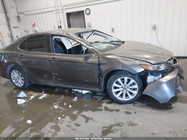 44721602 :رقم المزاد ، 4T1C11AK1LU908675 vin ، 2020 Toyota Camry Le مزاد بيع
