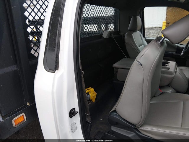 Ford F-350 Chassis Xl 2017 1FDRF3G6XHEE66059 Image 8