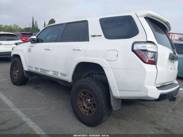 2020 TOYOTA 4RUNNER JTEBU5JRXL5837316 Photo 2