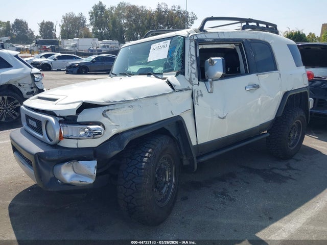 Toyota FJ Cruiser 2014 JTEBU4BF3EK186159 Image 2