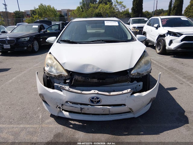 JTDKDTB35E1562855 Toyota Prius C One