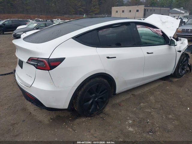 2024 Tesla Model Y Long Range Dual Motor All-wheel Drive მანქანა იყიდება აუქციონზე, vin: 7SAYGDEE2RF152521, აუქციონის ნომერი: 44722362