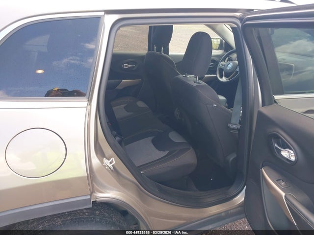 1C4PJLCB9JD583754 Jeep Cherokee Latitude Fwd
