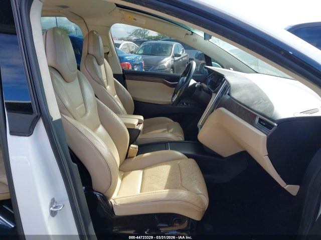 2016 Tesla Model X მანქანა იყიდება აუქციონზე, vin: 5YJXCAE4XGFS00323, აუქციონის ნომერი: 44723329