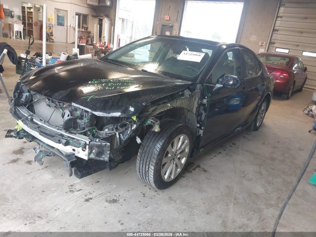 44725068 :رقم المزاد ، 4T1B11HK4JU618509 vin ، 2018 Toyota Camry Le مزاد بيع