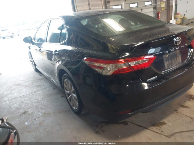 44725068 :رقم المزاد ، 4T1B11HK4JU618509 vin ، 2018 Toyota Camry Le مزاد بيع