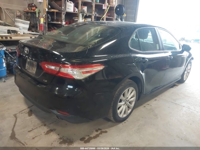 44725068 :رقم المزاد ، 4T1B11HK4JU618509 vin ، 2018 Toyota Camry Le مزاد بيع