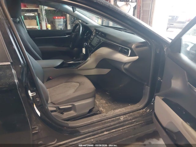 44725068 :رقم المزاد ، 4T1B11HK4JU618509 vin ، 2018 Toyota Camry Le مزاد بيع