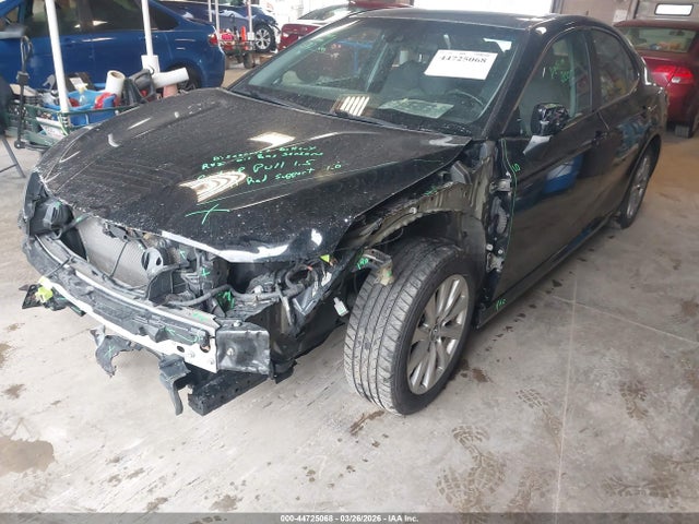 44725068 :رقم المزاد ، 4T1B11HK4JU618509 vin ، 2018 Toyota Camry Le مزاد بيع