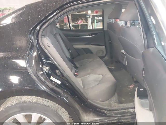 44725068 :رقم المزاد ، 4T1B11HK4JU618509 vin ، 2018 Toyota Camry Le مزاد بيع